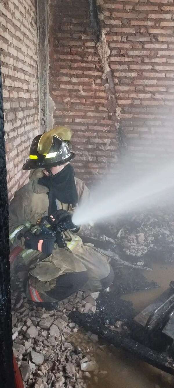 Bomberos controlan incendio de taller en zona Santa Teresa - Policiales - ABC Color