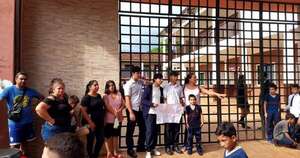 Diario HOY | Encarnación: padres y alumnos cierran escuela para exigir contratación de docentes