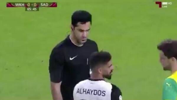 [VIDEO] ¡Haihue! Presidente de un club entró a la cancha para que árbitro no cobre penal