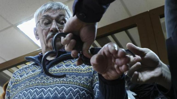 Rusia condena a 2,5 años de cárcel a Nobel de Paz por "desprestigiar al Ejército"
