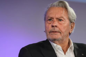 En casa del actor Alain Delon, hallan 72 armas