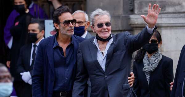 La Nación / El célebre actor francés Alain Delon, armado hasta los dientes