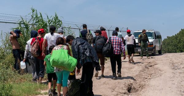 La Nación / Coordinan interconectividad de sistemas y trámites migratorios a extranjeros