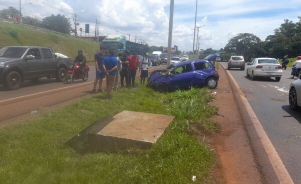 Evitó chocar contra un camión y terminó volcando