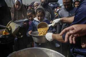 Al borde de la hambruna, la Franja de Gaza recibe ayuda humanitaria desde el aire - Mundo - ABC Color
