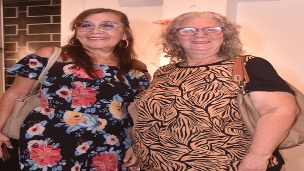 Muestra Vistiendo muñecas