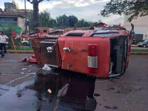 Accidente fatal en Encarnación: conductora chocó a carro de bomberos con un paciente de urgencia - Policiales - ABC Color