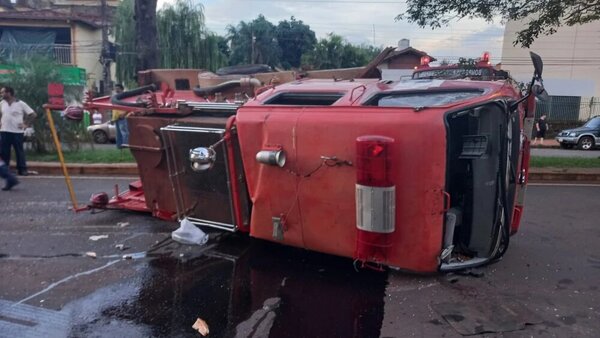 Mujer auxiliada por Bomberos muere tras choque y vuelco del móvil en Encarnación - Radio Imperio 106.7 FM