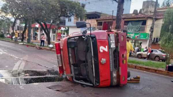 Mujer que era auxiliada por Bomberos muere tras choque y vuelco del móvil