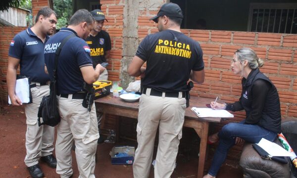 Serie de allanamientos culmina con cuatro aprehendidos, que contaban con armas, drogas, dinero y otros elementos – Diario TNPRESS