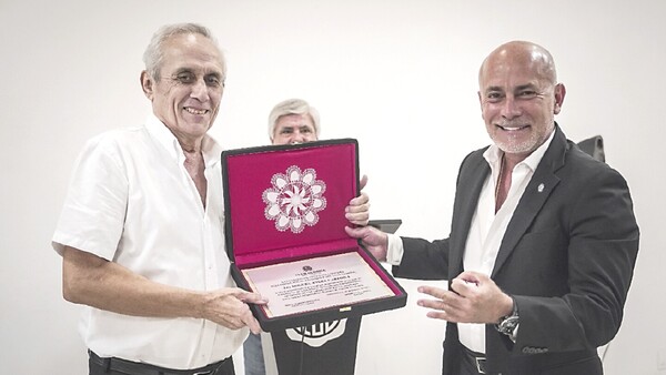 Con homenaje y números positivos se va Cardona