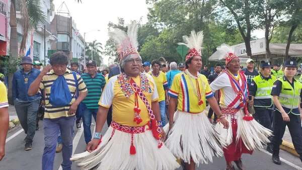 Pueblo maká se moviliza en microcentro de Asunción para exigir recuperación de tierras - Nacionales - ABC Color