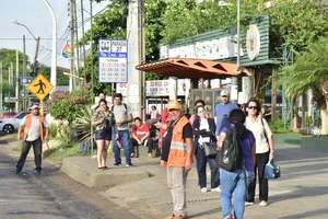 Reguladas: usuarios del transporte público aseguran que los días lunes y viernes “son los peores” - Nacionales - ABC Color