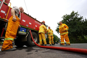 Evacuación de personas y cierre de escuelas por incendios forestales en Australia | 1000 Noticias