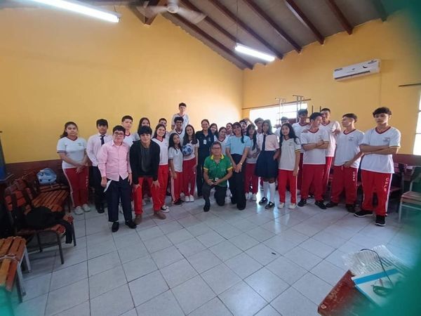 Adolescentes reciben orientaciones sobre proyectos de vida