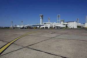 Argentina: paro de trabajadores aeroportuarios ya afecta a vuelos desde y hacia Paraguay - Nacionales - ABC Color