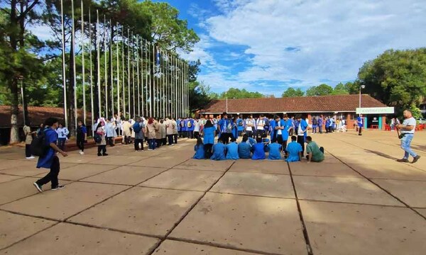Alumnos encarnacenos hacen sentata por falta de profesores – Prensa 5