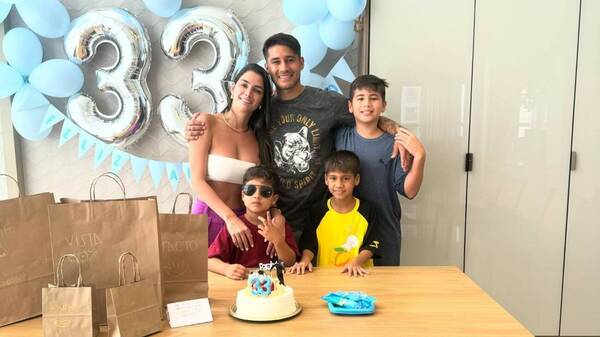 ¡El cumple de Tito Torres lejos de sus amis y su familia!