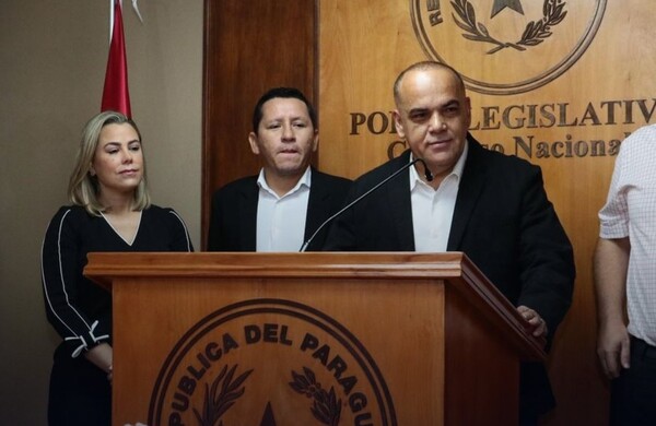 Chaqueñito oficializó su pase a la bancada de Honor Colorado - El Independiente