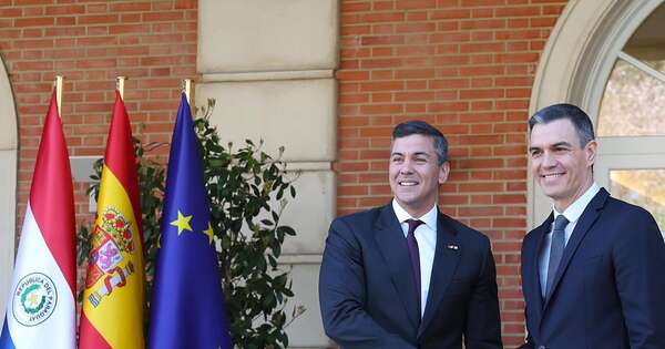 La Nación / Santiago Peña y Pedro Sánchez se comprometen con el desarrollo sostenible