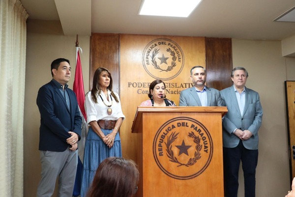 En sesión extra, buscarán revertir expulsión de Kattya del Senado - ADN Digital
