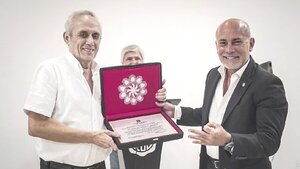 Con homenaje y números positivos se va Cardona