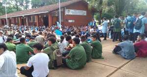 La Nación / CTN Encarnación: sentata de alumnos reclamando falta de profesores