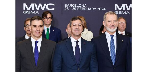 Santiago Pe帽a se re煤ne con el rey Felipe y con Pedro S谩nchez en Espa帽a - Revista PLUS
