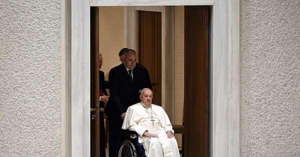 La Nación / Por gripe, el papa Francisco fue examinado en un hospital