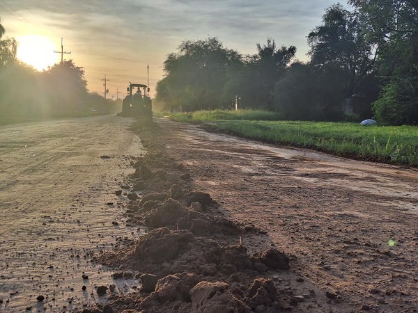 Realizan trabajos de perfilado y mantenimiento de calles por parte del equipo vial de la Municipalidad de Boquerón