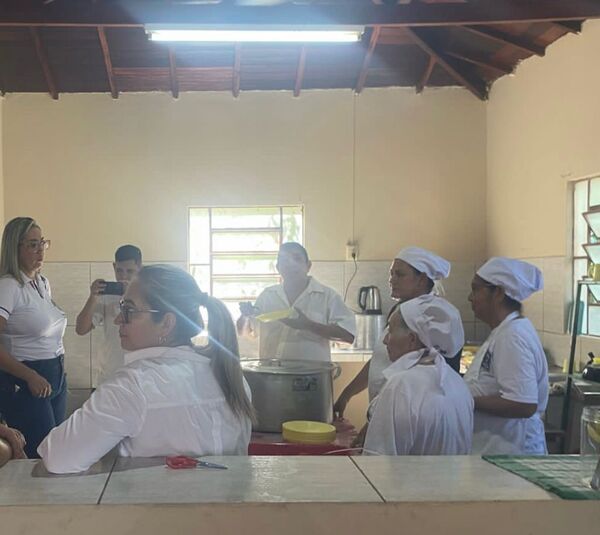 Concejal Luis Carlos Riquelme, probó almuerzo escolar y estaría exigiendo el "bizcocho"
