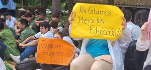 Estudiantes de colegio de Encarnación realizaron sentata por rubros para maestros - Política - ABC Color