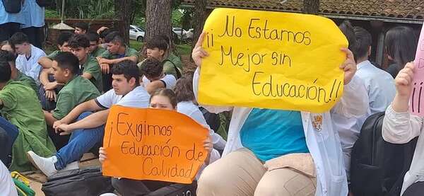 Estudiantes de colegio de Encarnación realizaron sentata por rubros para maestros - Política - ABC Color