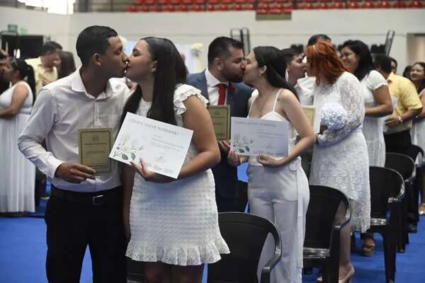 Formalización del amor: 35 parejas dieron el sí ante la ley en boda comunitaria - Nacionales - ABC Color