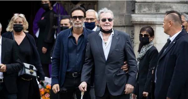 Le encontraron con un arsenal de armas al actor Alain Delon