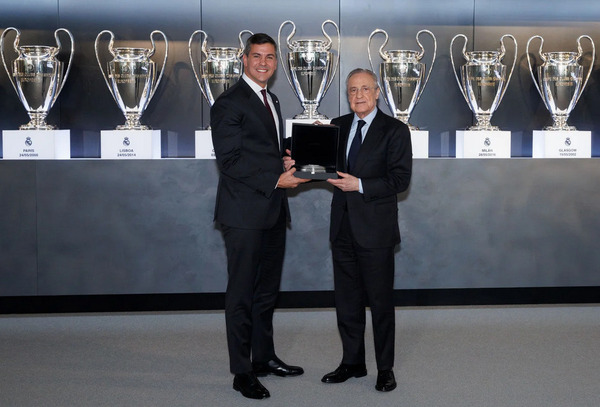 Peña se reunió con el presidente del Real Madrid donde recibió obsequios únicos - Unicanal