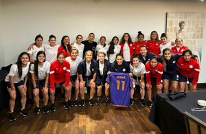 Versus / Sebastián Ferreira visitó a las chicas de la Albirroja en Estados Unidos