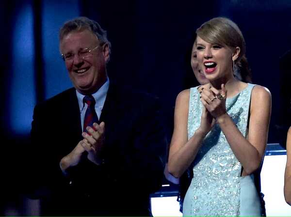 Padre de Taylor Swift es investigado en Australia por presunta agresión a paparazzi - Unicanal