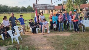 Padres cierran portón de acceso a escuela en rechazo a plurigrados