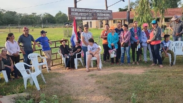 Padres cierran portón de acceso a escuela en rechazo a plurigrados