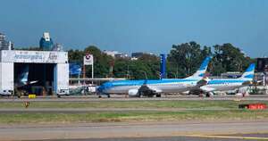 La Nación / Huelga paraliza vuelos en Argentina