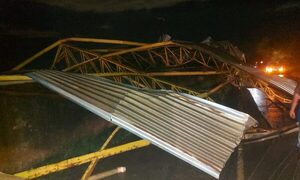 Estructura cae tras vendaval en Franco