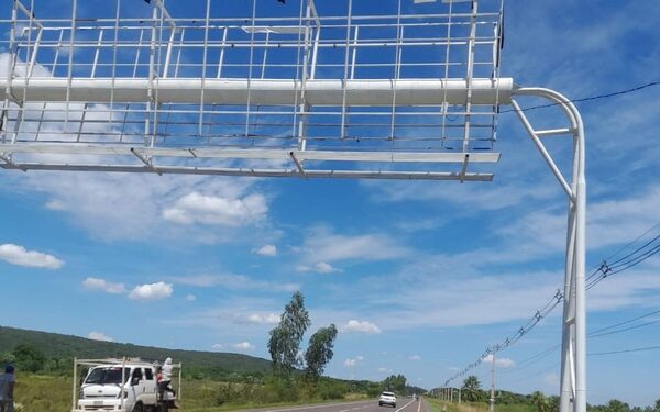 Retiran pórticos ilegales de la franja de dominio de las rutas