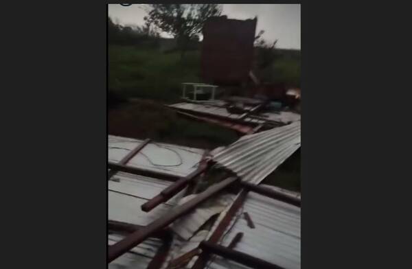 ¡Qué tristeza! Joven ñandereja tras derrumbe de su vivienda por temporal