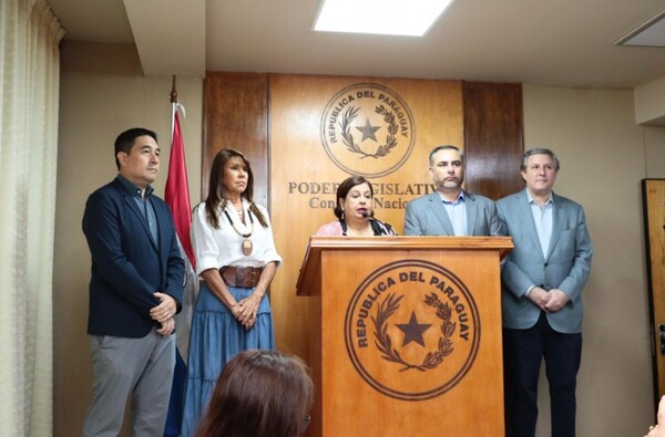 La oposición fuerza a Beto a convocar una extraordinaria para discutir el regreso de Kattya al Senado - Radio Imperio 106.7 FM