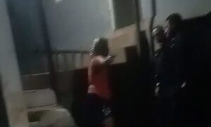 (VIDEO)Madre de asalta “moto Bolt” increpó a polis para que mantengan preso a su hijo