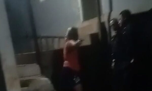 (VIDEO)Madre de asalta “moto Bolt” increpó a polis para que mantengan preso a su hijo