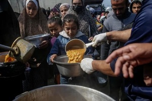 Decenas de muertos en estampida por ayuda humanitaria en Gaza