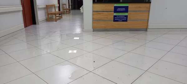 En IPS de San Juan Bautista llueve más adentro que afuera y también faltan medicamentos - Nacionales - ABC Color