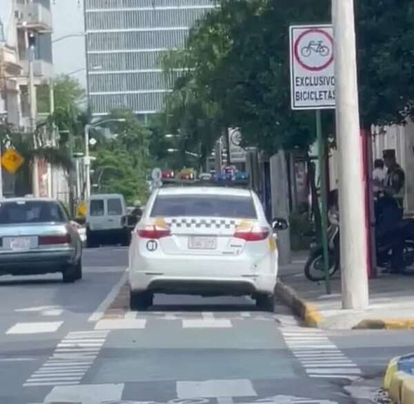 Video: patrullera de la PMT de Asunción, estacionada sobre la bicisenda - Nacionales - ABC Color